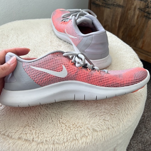 Nike Women's Shoe Orange Gray Peach Flex Running 🏃♀️ size 10 - Picture 5 of 6